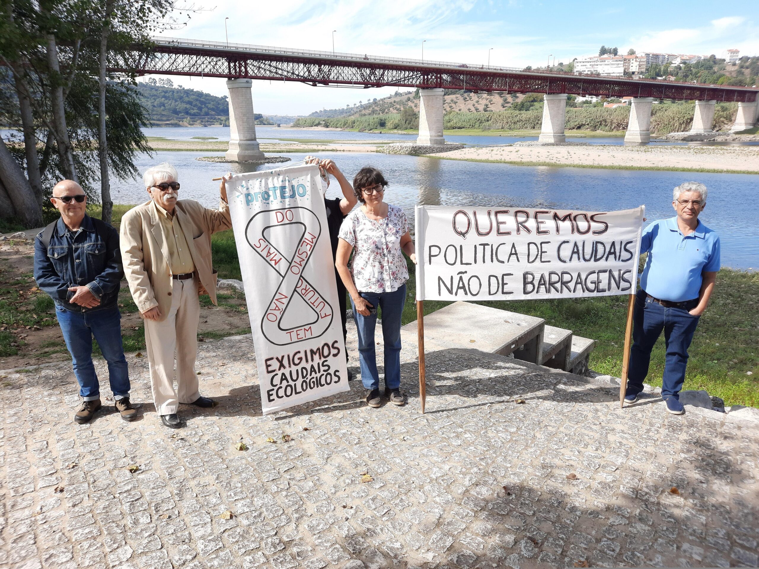 proTEJO denuncia que a poluição de bloom de algas (cianobactérias) com elevada toxicidade e cheiro putrefacto tendo origem em Espanha invadiu novamente o rio Tejo